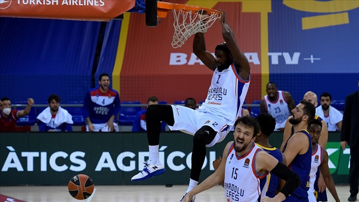 Anadolu Efes, deplasmanda İsrail'in Maccabi Playtika takımını 90-66 yendi