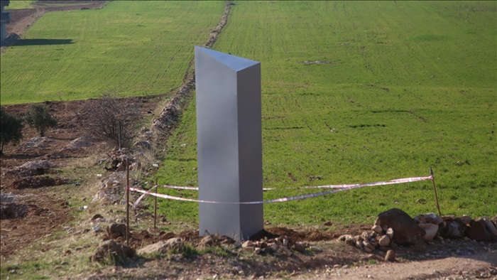 Göbeklitepe yakınlarında toprağa saplı bulunan monolitin sırrı çözülmeye çalışılıyor