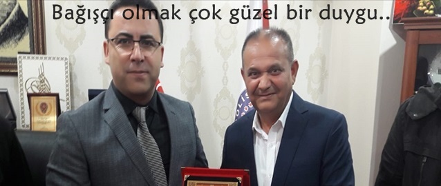 Kök hücre bağışında bulunan İlçe Emniyet Müdürü Büyükatak'a plaket