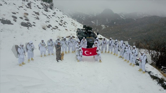 PÖH'ler Doğu Karadeniz'in karla kaplı dağlarında vatan nöbetinde