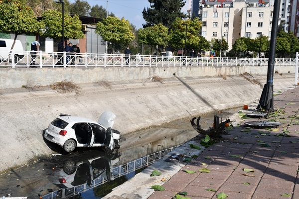 Sulama kanalına devrilen otomobilin sürücüsü yaralandı