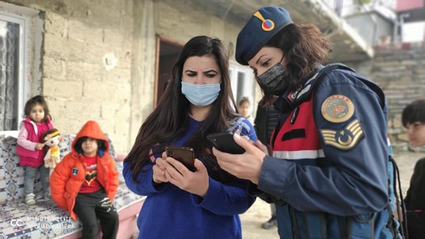 Adana İl Jandarma görevlileri kadınlara KADES uygulaması yükleyip bilgilendirme yaptı..