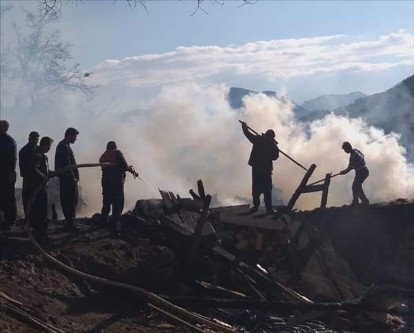 Feke'de çıkan yangında bir ev kullanılamaz hale geldi