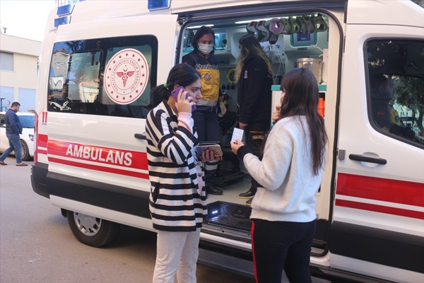 Yangını söndürmeye çalışan anne ile iki çocuğu dumandan etkilendi..