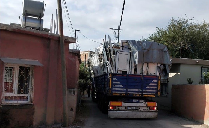 Adana’da tır sürücüleri, oto yoldan çıkıp 5 metrelik yola girmek zorunda kalıyor..