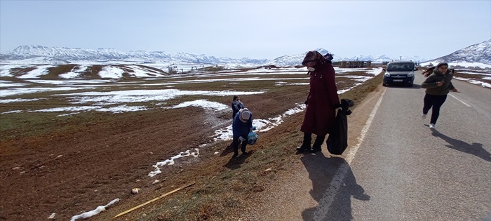 Öğretmenler çevre temizliği yaptı