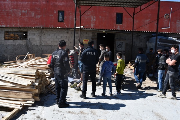 Üzerine kereste yığını devrilen işçi öldü