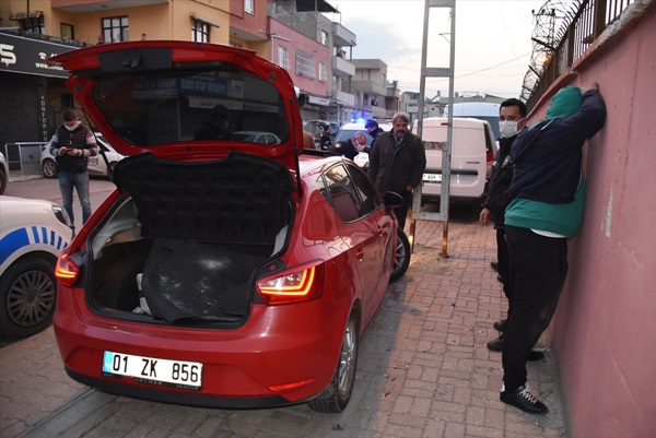 "dur" ikazına rağmen otomobille kaçmaya  kaçmaya çalışan ehliyetsiz sürücü yakalandı