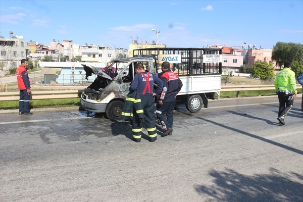 Seyir halindeki tüp yüklü kamyonet yandı