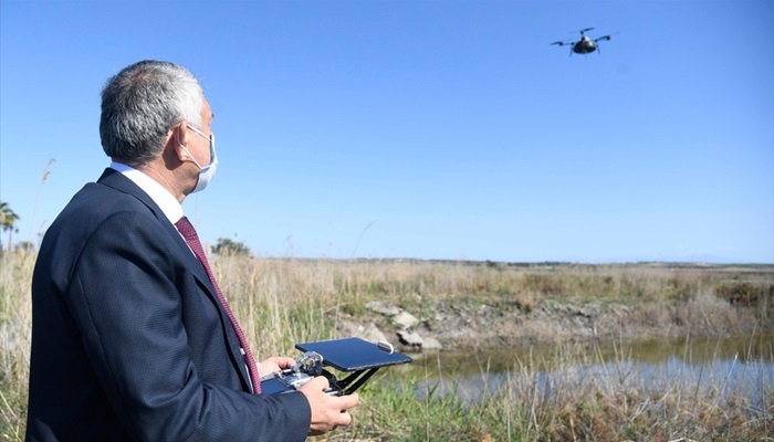 Sivrisinekle mücadele için gölet ve bataklık benzeri alanlar drone ile ilaçlanıyor.