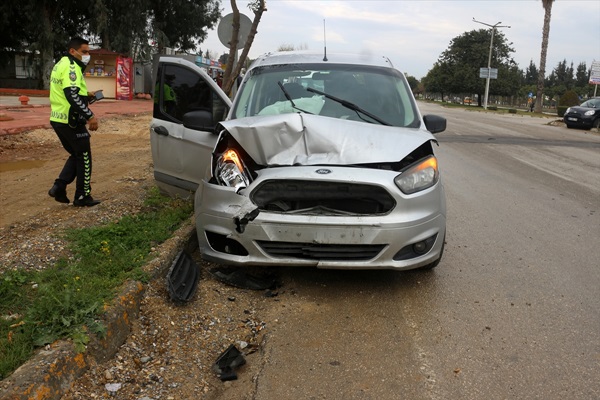 Adana'da trafik kazasında 2'si polis 3 kişi yaralandı