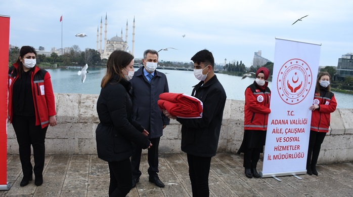 18 Mart'ta Çanakkale'de göndere çekilecek ay yıldızlı bayrak Adana'ya ulaştı