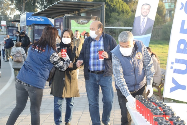 Yüreğir Belediyesinden vatandaşlara sıcak çorba ikramı