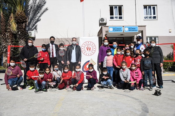 Adana'da köy köy gezip çocukları badminton sporuyla tanıştırıyorlar