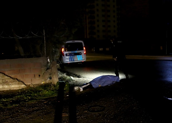 Adana'da yol kenarında bir erkek cesedi bulundu.