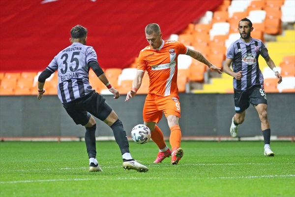 Adanaspor ile Aydeniz Et Balıkesirspor 1-1 berabere kaldı.