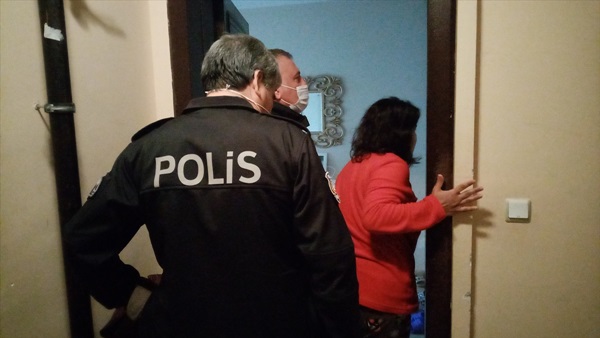 Eşi tarafından darbedilip dışarıya atılan kadın evine polis eşliğinde girebildi