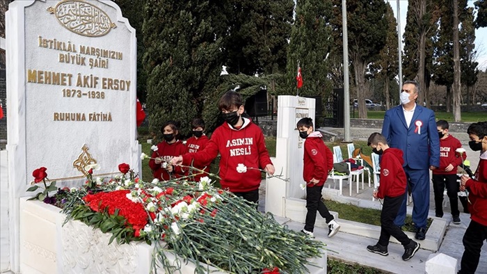 Milli şair Mehmet Akif Ersoy'un kabri başında hatmi şerif ve dua okundu..