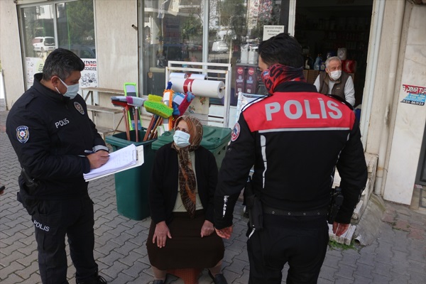 Kapkaççıların çantasını çaldığı yaşlı kadın gözyaşlarını tutamadı