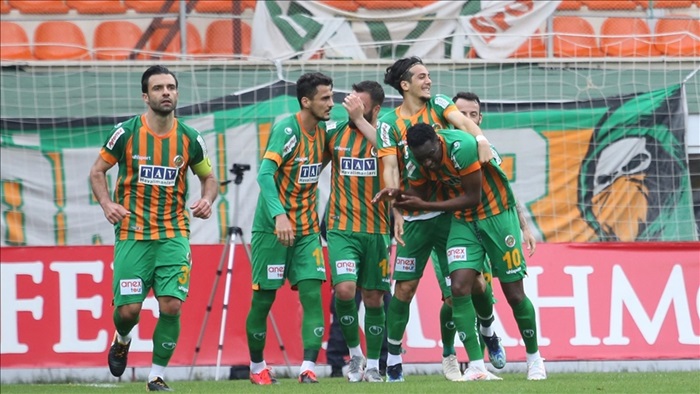 Aytemiz Alanyaspor, konuk ettiği Fraport TAV Antalyaspor'u 4-0 yendi.