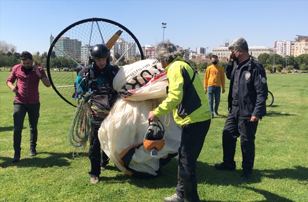 İzinsiz havalanan 2 paramotor, polisin devreye girmesiyle indirildi.