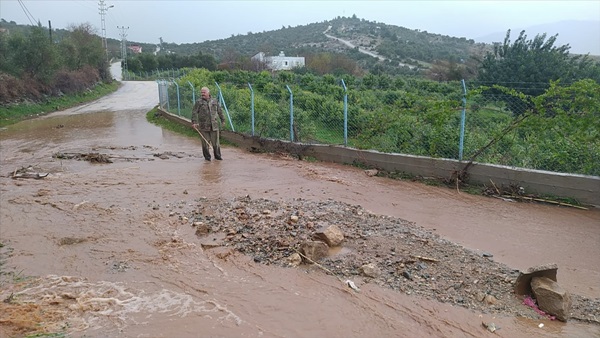 Adana'da sağanak hayatı olumsuz etkiledi