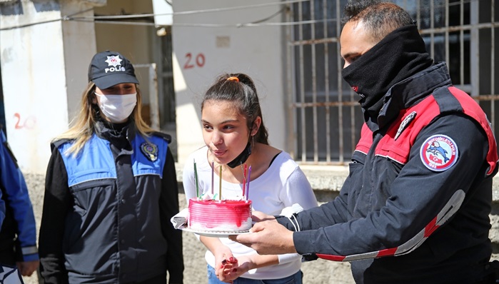 Polisten 12 yaşına giren çocuğa sürpriz doğum günü kutlaması