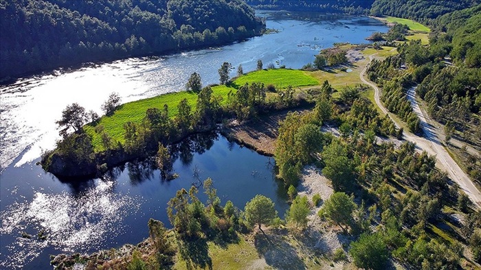 Ceyhan Nehri, ilkbaharın gelmesiyle mavi ve yeşilin farklı tonlarına büründü.