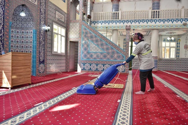 Yüreğir Belediyesi ilçede bulunan ibadethaneleri ramazana hazırlıyor