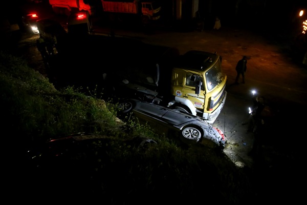 Adana'da devrilen otomobildeki iki kişi yaralandı