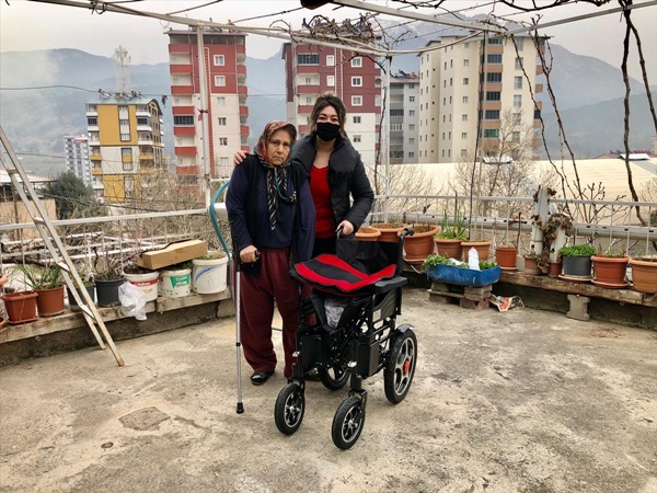 Pozantı Belediyesi'nden felçli kadına akülü tekerlekli sandalye