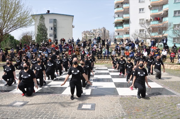 Kozan'da Halk Eğitim Merkezi öğrencilerinden polislere halk oyunu sürprizi