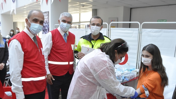 Adana'da polisler Türk Kızılaya kan ve kök hücre bağışı yaptı