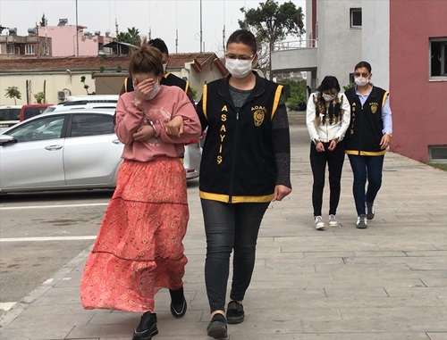 Adana'da hırsızlık gerekçesiyle tutuklanan iki kadının 17'şer yıl hapis cezasıyla arandığı belirlendi