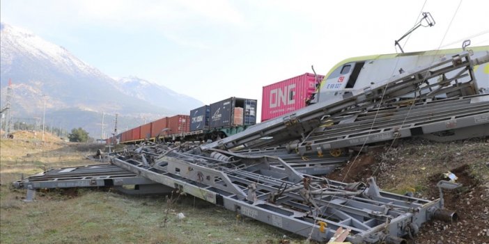 Adana'da aynı istikametteki iki yük treni çarpıştı: 2 makinist yaralı