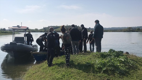 Adana'da balık tutmak için baraj gölüne açıldıkları tekne batan 2 kişiden biri kayboldu