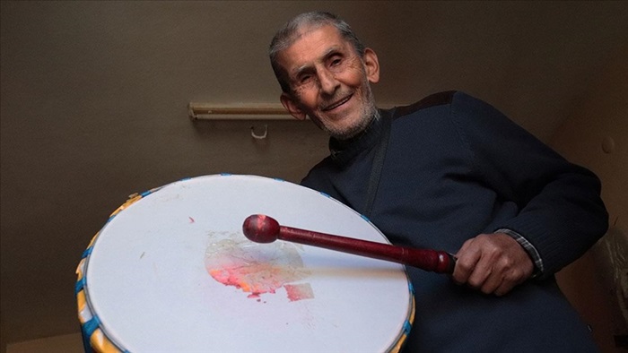 75 yaşındaki Talip İster, 20 yıldır vatandaşları sahura kaldırıyor