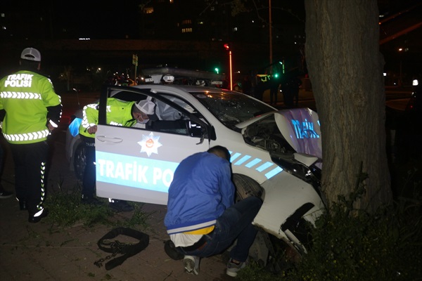 Kaçan otomobili kovalarken ağaca çarpan polis aracındaki 2 polis yaralandı