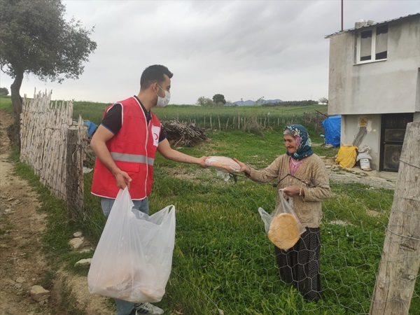 TÜGVA'dan Kozan'da ihtiyaç sahiplerine ramazan pidesi