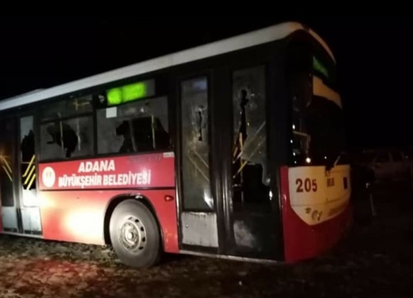 Kozan'da belediye otobüsüne taşlı sopalı saldırı..