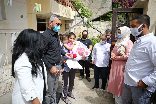 Adana'da babasının damdan atmakla tehdit ettiği kıza hediye