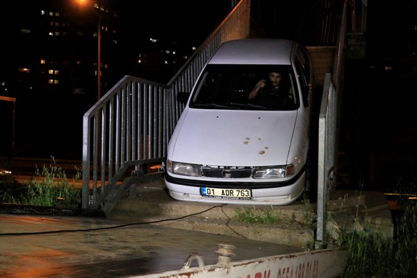 Adana'da yaya köprüsünden geçirilmeye çalışılan otomobil korkuluklara sıkıştı