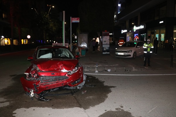 Adana'da iki otomobilin çarpıştığı kazada 2 kişi yaralandı