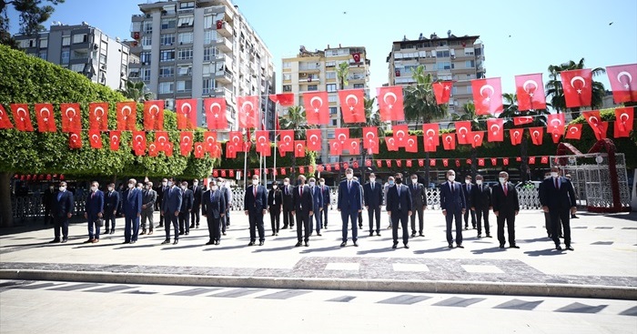 Adana'da yeni eğitim öğretim yılının başlaması dolayısıyla tören düzenlendi