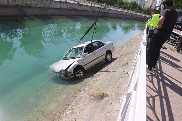 Sulama kanalına düşen otomobilin sürücüsü yaralandı