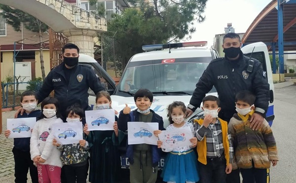 Çocuklar polis aracının önünü keserek sevgilerini gösterdi  