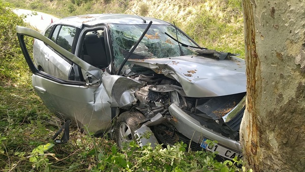 Kaza yapan otomobilde sıkışan yaşlı çift kurtarılarak hastaneye kaldırıldı