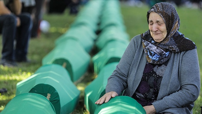 Srebrenitsa soykırımı kurbanlarının tabutları defnedilecekleri Potoçari Anıt Mezarlığı'na taşındı