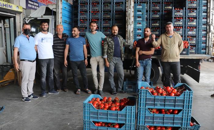 Adana'da tonlarca sebze meyve hal esnafının elinde kaldı