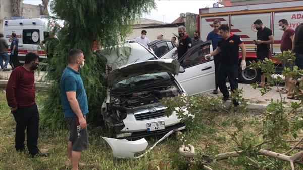 Kaldırımdaki ağaca çarpan otomobildeki çift yaralandı